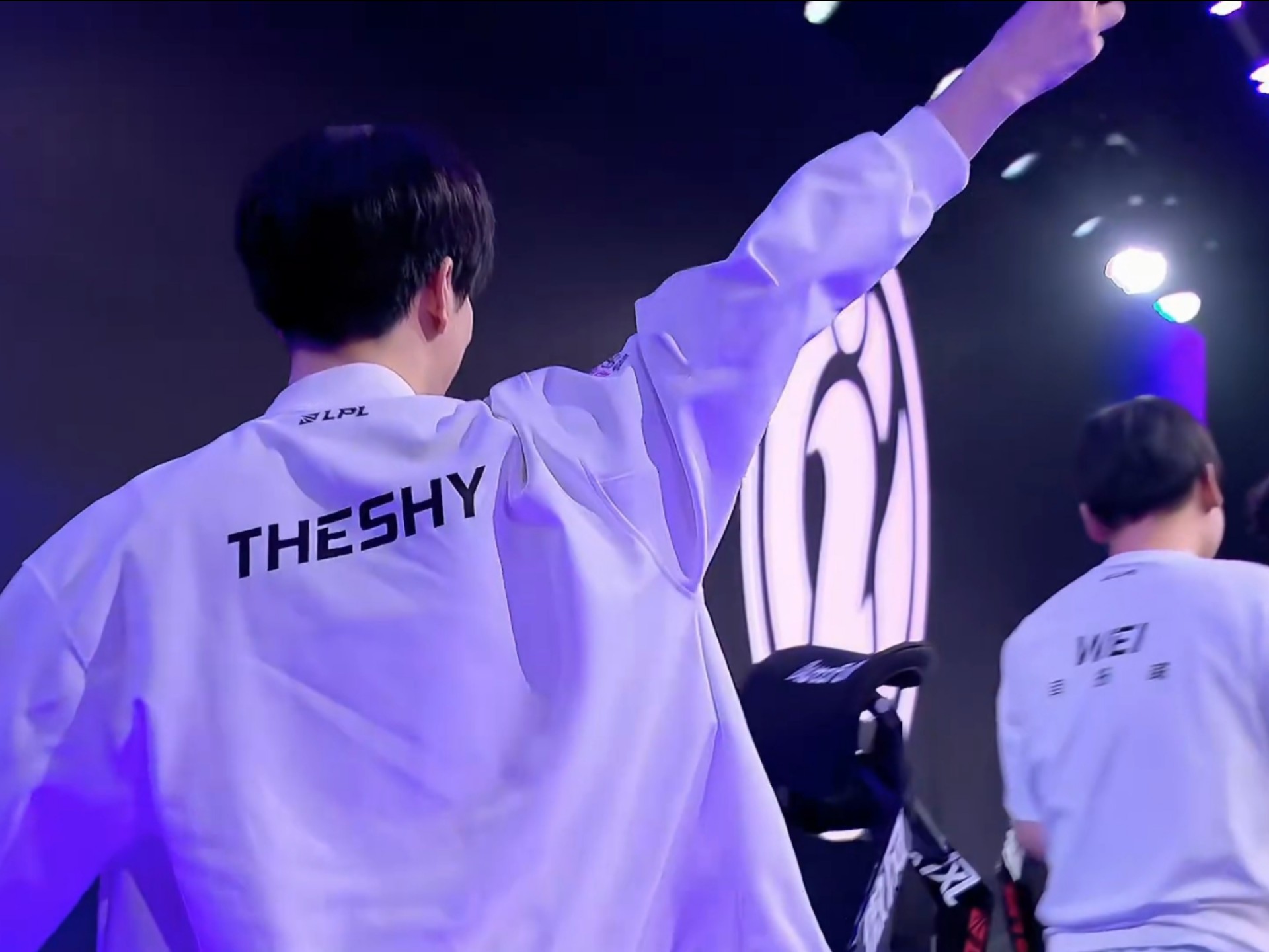 她在多拍中 她在多拍中